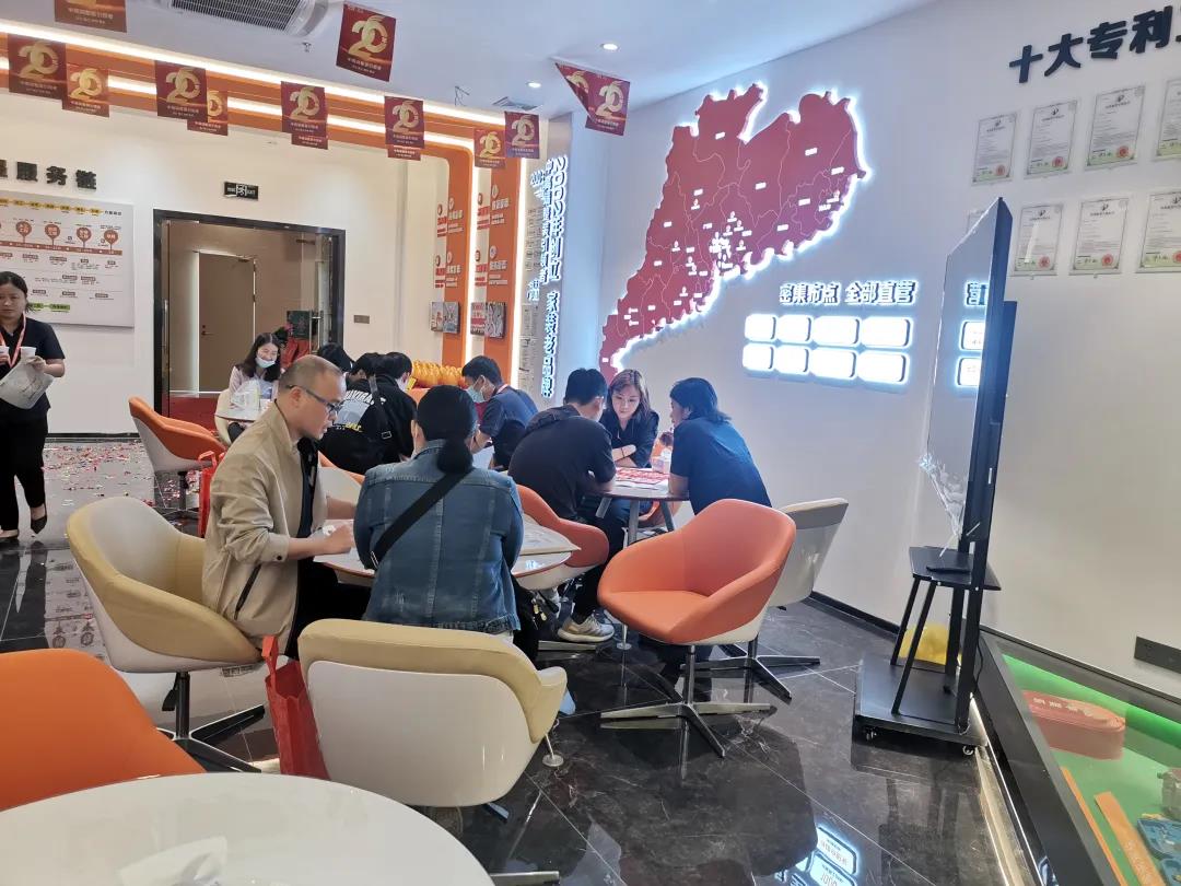 聽(tīng)說(shuō)，華美樂(lè)這2家店，開(kāi)業(yè)第一天就被擠爆了！